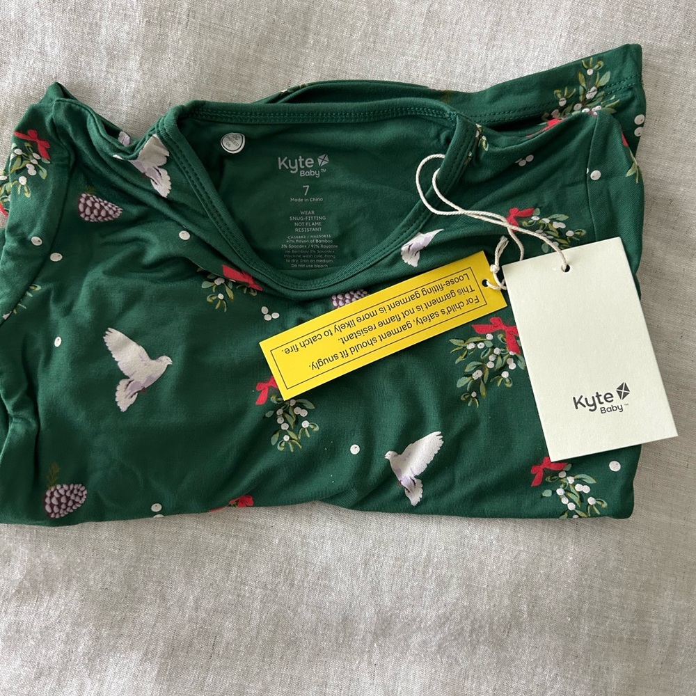 Kyte Baby Christmas inspired print size 7 NWT